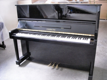  Πιάνο YAMAHA MC301, Ιαπωνίας, Μαύρο γυαλιστερό, ύψος 121 εκ. Αντίστοιχο μοντέλο με το U1. Ενα εξαιρετικό πιάνο με λαμπερό και πλούσιο ηχόχρωμα. Άριστα διατηρημένο τόσο μηχανικά όσο και εμφανισιακά. Μοντέρνο στυλ, μαύρη πολυεστερική γυαλιστερή λάκα, 3 πεντάλ και ρόδες για εύκολη μετακίνηση. Καλύπτεται από γραπτή εγγύηση καλής λειτουργίας για 20 έτη. Διαθέτει επαγγελματικό, ρυθμιζόμενο σε ύψος σκαμπό.