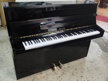  Πιάνο όρθιο GRANADA by SAMICK, made in Korea, μαύρη γυαλιστερή πολυεστερική λάκα. Ένα όμορφο, μικρού μεγέθους και σε μοντέρνα γραμμή πιάνο. Λαμπερός, διαυγής ήχος και ευχάριστη αίσθηση παιξίματος. Είναι ιδανικό για αρχάριους και μέσου επιπέδου μαθητές. Είναι κατάλληλο για τοποθέτηση και σε πολύ μικρά δωμάτια ή άλλους χώρους.  Το πιάνο διαθέτει σκαμπό και καλύπτεται από γραπτή εγγύηση καλής λειτουργίας για 20 έτη. Διαστάσεις: ύψος 108 εκ., πλάτος 138 εκ., βάθος 50 εκ.. 2 πεντάλ, χειροκίνητη  σουρντίνα. Για τιμή, καλέστε στο 210 4132715.